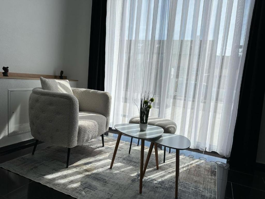 Heller Sitzbereich mit Blick zum Fenster