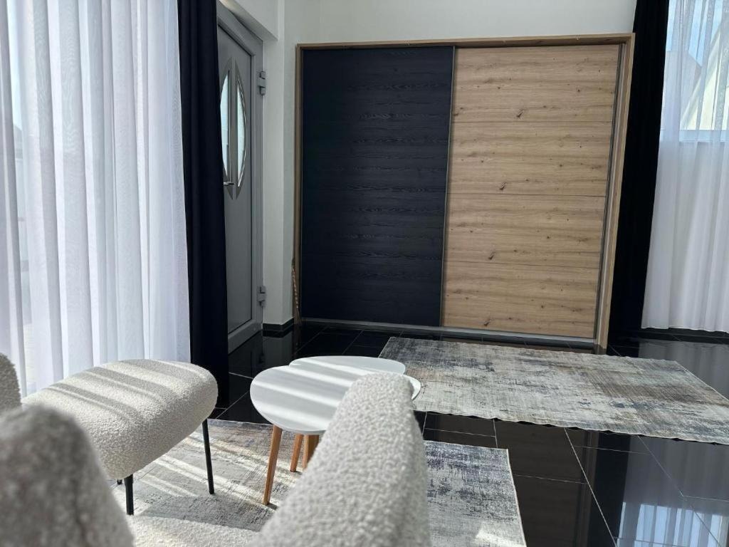 Sitzbereich am Fenster im Wohnbereich